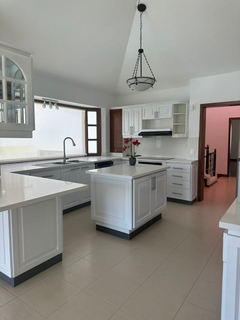 cocina-moderna-casa-enventa-cumbaya-asesoria-cv-ecuador