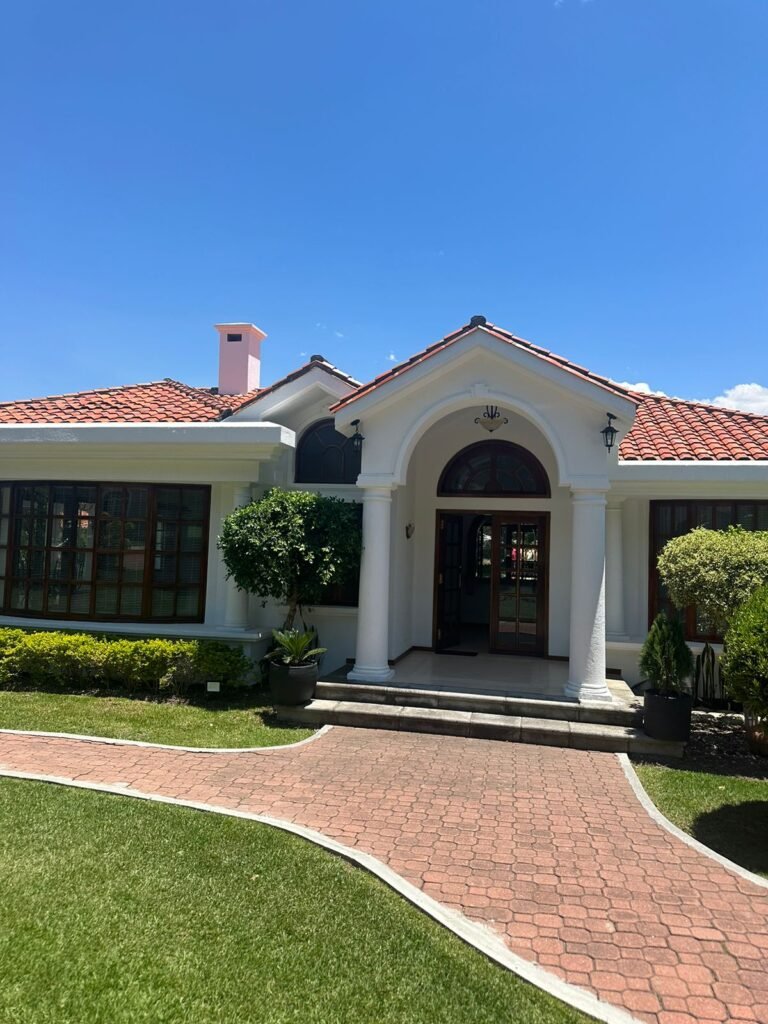entrada-casa-en-venta-cumbaya-asesoria-cv-ecuador